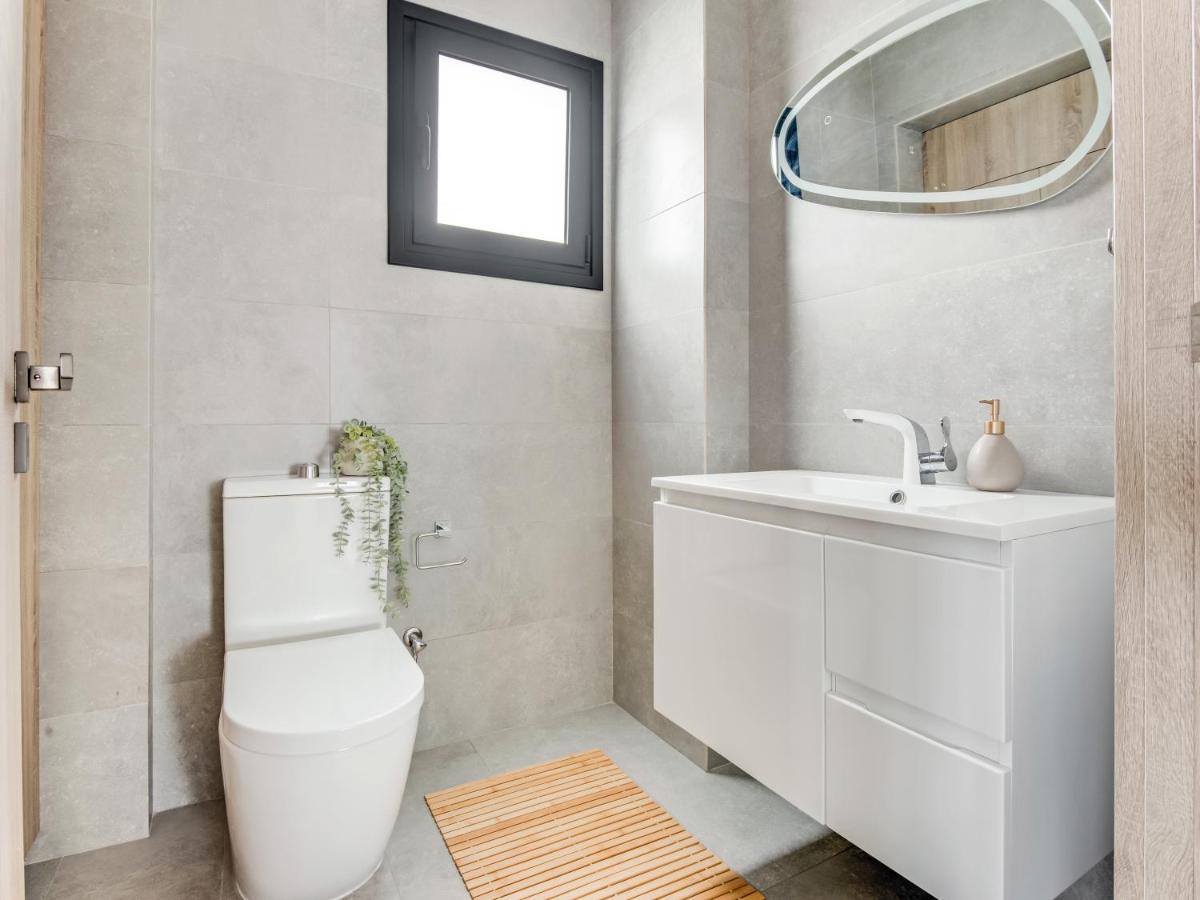 Sanders Coral Court Penthouse - Cute 3-Bedroom Apartment With Balcony ลิมาซอล ภายนอก รูปภาพ