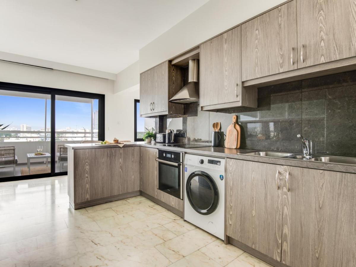 Sanders Coral Court Penthouse - Cute 3-Bedroom Apartment With Balcony ลิมาซอล ภายนอก รูปภาพ