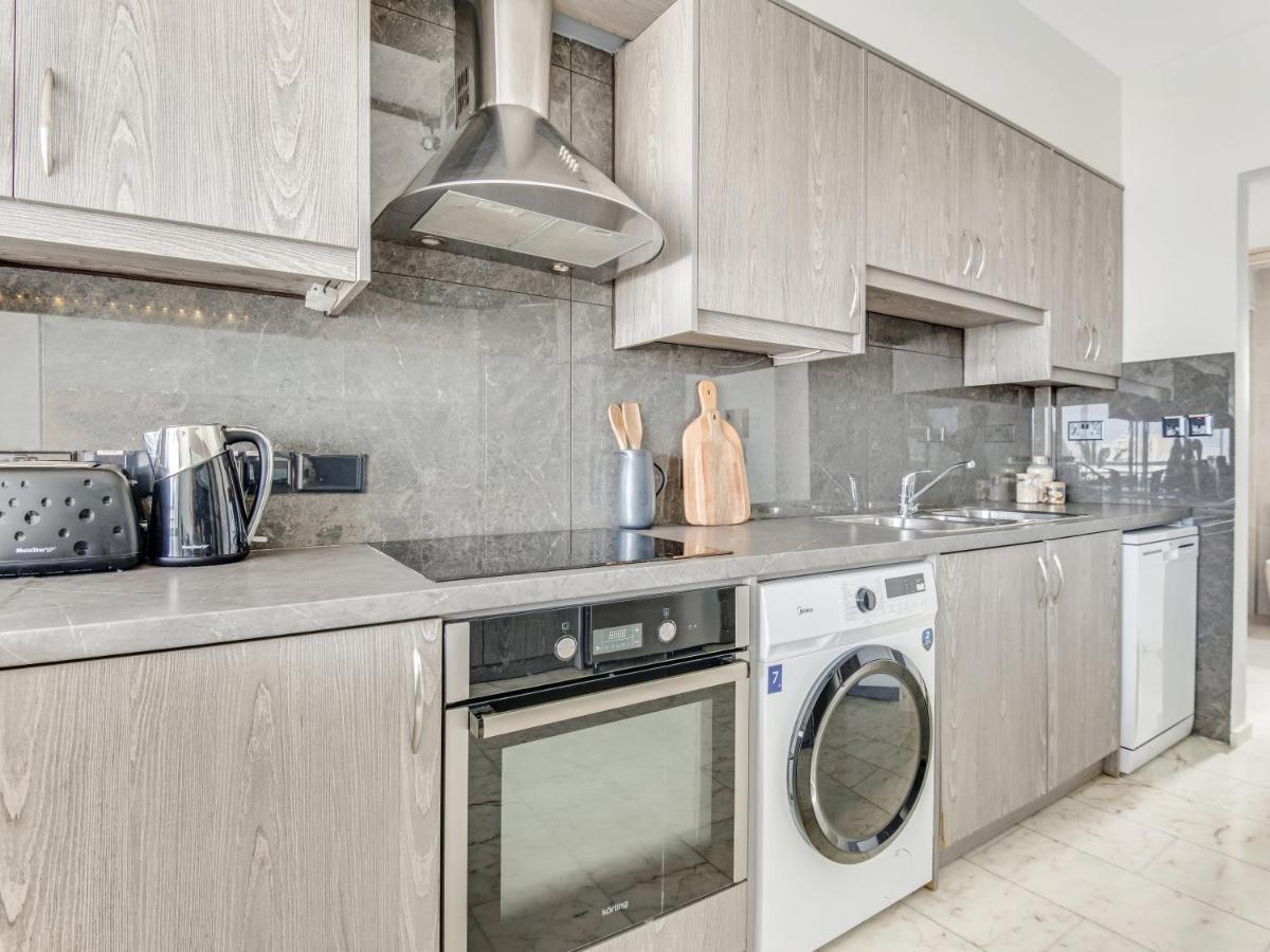 Sanders Coral Court Penthouse - Cute 3-Bedroom Apartment With Balcony ลิมาซอล ภายนอก รูปภาพ